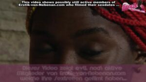 Junge Afrikanerin bläst einen maskierten User